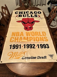 Chicago Bulls Championship Banner NBA World Champs anni 90 vinile 36x60 poster Miller - Foto 1 di 10