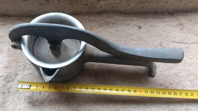 Ancien PRESSE AGRUMES FRUITS ALU PAMPLEMOUSSE LUXE cuisine vintage déco campagne - Immagine 1 di 4