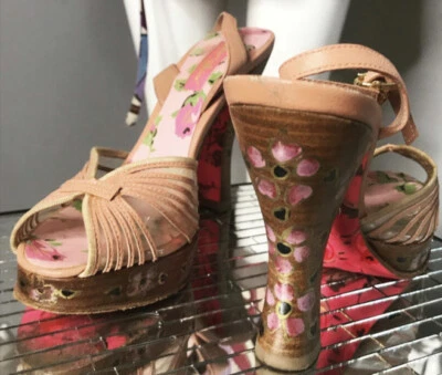 Sandalia Betsy Johnson Madera Floral Plataforma Transparente Suave Rosa PIN UP 40s Tacones Usada en Excelente Condición 7 Foto 1 de 4