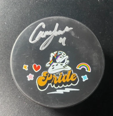 Disco de hockey autografiado Cam Fowler Anaheim Ducks - Pride Night Foto 1 de 2