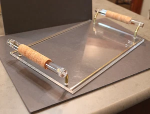 BANDEJA DE SERVIR ACRÍLICO TRANSPARENTE CON DETALLES DE GAMUZA CUERO - Imagen 1 de 6