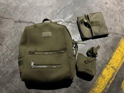 Mochila de pañales de neopreno Dagne Dover Indi mediana musgo oscuro verde oliva profundo Foto 1 de 4