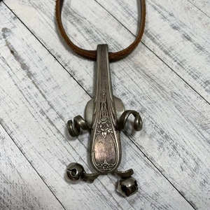 Skurrile gebogene & aufgerollte Gabel Halskette an braunem Lederband, Jingle Bells - Bild 1 von 6