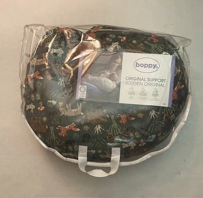 Подушка для кормления Boppy оригинальная поддерживающая серый принт с животным лесом - НОВАЯ - Изображение 1 из 4