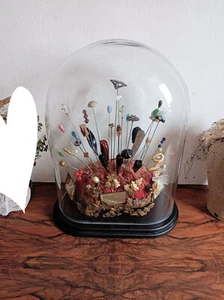 Vintage + antik: Hutnadelsammlung in großem Glasdom / Glashaube / Glassturz - Bild 1 von 8