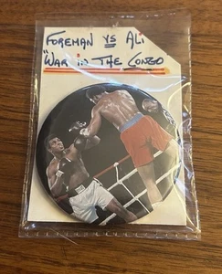 VINTAGE BOXING PIN PIN BACK BUTTON - MUHAMMAD ALI VS FOREMAN - Picture 1 of 1