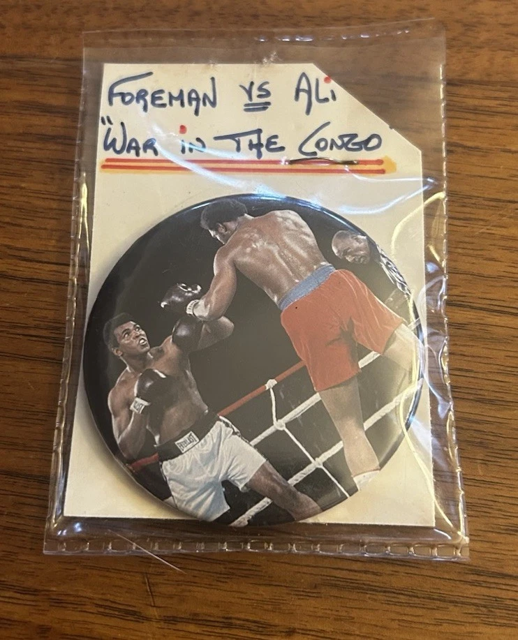 VINTAGE BOXING PIN  PIN BACK BUTTON - MUHAMMAD ALI VS FOREMAN - Image 1 of 1