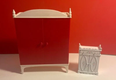Mueble de muñeca miniatura de hierro fundido Mattel con otro armario de plástico Foto 1 de 4