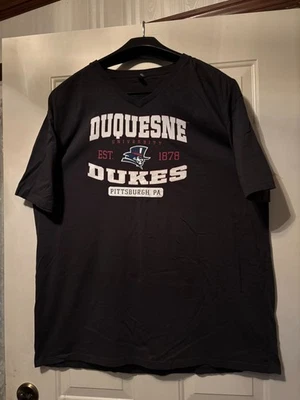 Camiseta Unisex District Threads "Duquesne Dukes" Gris 4XL Cuello en V Algodón SS Foto 1 de 4