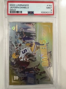 2024 Panini Luminance - Rookies Jayden Daniels #182 Gold /299 (RC) - Picture 1 of 6