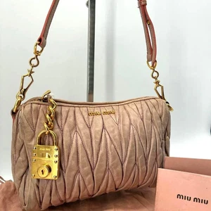 Miu Miu Matelasse Schultertasche Handtasche Leder Vorhängeschloss Anhänger echt gold - Bild 1 von 16