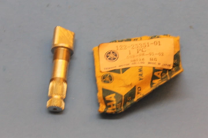 Árbol de levas de freno de rueda delantera Yamaha AT1 AT2 PARTE # 122-25351-02-00 NUEVO DE STOCK  Foto 1 de 1