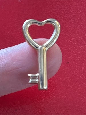 18K Yellow Gold Skeleton Key Charm - Image 1 of 4