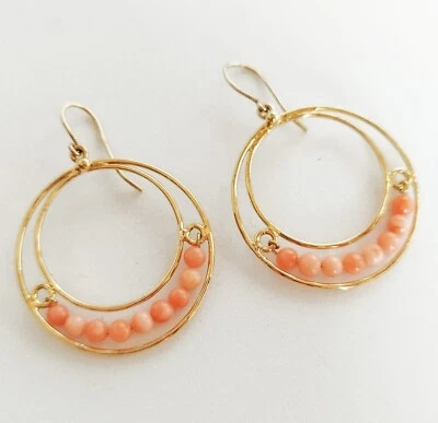 Orecchini da donna cerchi in argento 925 bagnato in oro e sfere di corallo rosa - Immagine 1 di 4