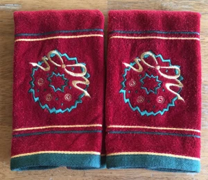 Set of 2 Vintage Cecil Saydah Red Fingertip Towel CHRISTMAS Wreath Finger Tip - Picture 1 of 7