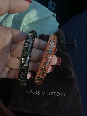 Brazalete Louis Vuitton Resina Inclusión LV Monograma Negro Dorado LV Logotipos GM Foto 1 de 2