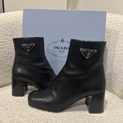 Botines Prada Triángulo Logo Cuero Negro Talla 36 NUEVOS Precio de venta sugerido por el fabricante $2470 Foto 1 de 4