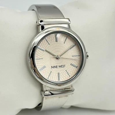 Relógio feminino NINE WEST 9W tom prata mostrador starburst pulseira de quartzo, 9W/1917 - Imagem 1 de 4