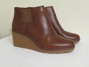 CLARKS TAN LEATHER SLIP ON WEDGE BOOTS HAZEN FLORA NEW SIZE 9.5 W - Bild 1 von 3