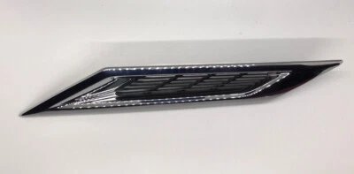 11 12 13 14 15 CADILLAC CTS OEM ХРОМ ЛЕВАЯ СТОРОНА ВОДИТЕЛЬ КРЫЛО ВЕНТИЛЯЦИОННАЯ ЭМБЛЕМА - Изображение 1 из 4