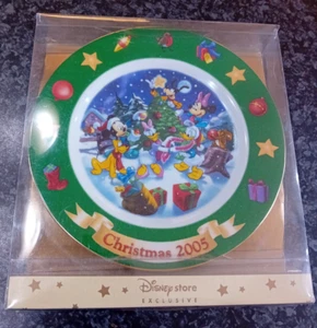 DISNEY STORE EXCLUSIVE DECORATIVE PLATE CHRISTMAS 2005 DONALD GOOFY MICKEY BOXED - Picture 1 of 3
