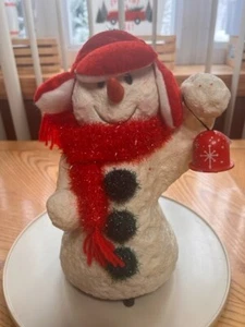 MUSICAL DE BAILE "FROSTY THE SNOWMAN" MUÑECO DE NIEVE DE GOMA CON SOMBRERO ROJO BUFANDA Y CAMPANA - Imagen 1 de 10