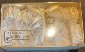 Giarrettiera da sposa vintage Jamie Lynn pizzo bianco con 2 anelli con catena nuova con scatola - Foto 1 di 2
