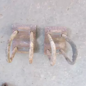 73 74 75 76 77 78 79 80 CHEVY GMC TRUCK 12 BOLT AXLE SPRING PLATES & U BOLTS - Foto 1 di 3