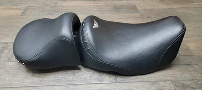 OEM HARLEY DAVIDSON 1997-2008 ROAD KING FLHR/FLHRI JUEGO DE ASIENTOS CON TACHUELAS 52949/52281 Foto 1 de 4