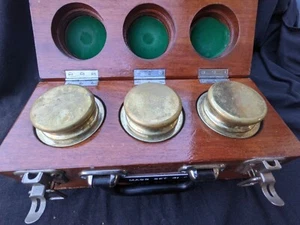 Vintage 3 x 5kg Calibration Brass Scale Weight Set Timber Case - Bild 1 von 7