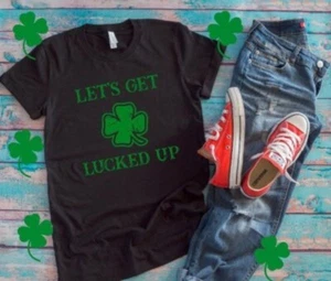 T-shirt nera unisex a maniche corte Let's Get Lucked Up, giorno di San Patrizio - Foto 1 di 2
