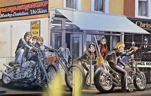 David Mann Poster Motorradfahrer auf der Straße vor einem Geschäft - Bild 1 von 1
