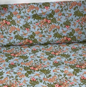 Tessuto cotone floreale Blue Birds Moda di Robyn Pandolph da MEZZO CORTILE - Foto 1 di 4