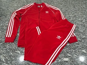 Set tuta Adidas rosso bianco 3 righe giacca e pantaloni ragazzo taglia 13-14 anni Lg. - Foto 1 di 14