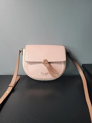 Kate Spade Knott 中号马鞍包 斜挎包 粉色/白色 卵石纹皮革 — 第 1/4 张图片