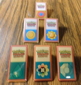 Prendedores/Insignias Liga Pokémon Original Vintage (Juego de 6) Incluye los 6 pines F2 - Imagen 1 de 2