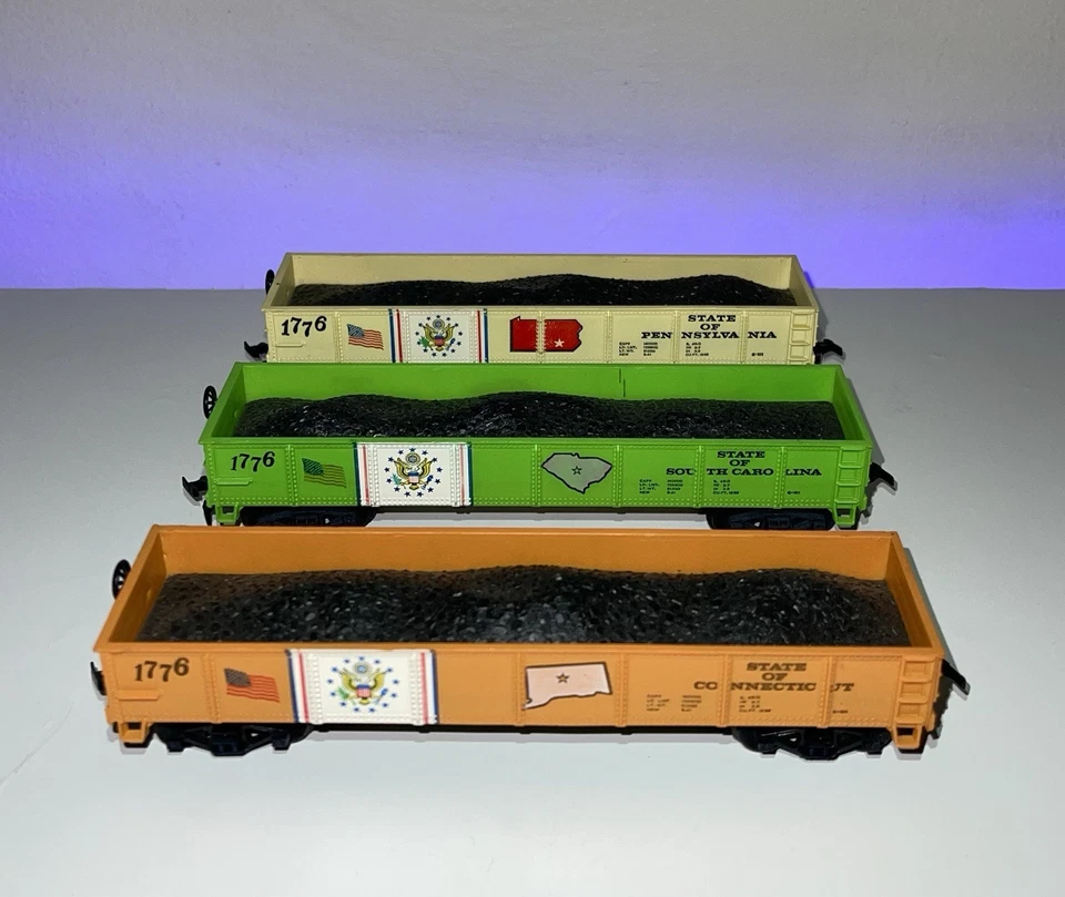 Bicentennial Series HO scale Gondolas: 1776 Pennsylvania, Connecticut & SC - Image 1 of 4