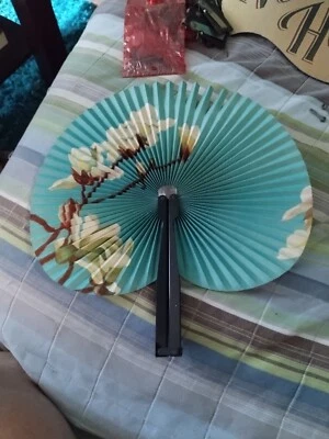 COMO NUEVO Vintage 13 1/2" Asiático Ventilador de Mano Papel Jardín Reflexión Foto 1 de 4