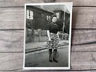  altes Foto Vintage Frauen jung Sommer Schuhe schwarz weiß Strumpfhose hübsch 