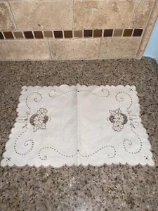 Mantel recortado de tela de colección bordado beige doily doilies X17 - Imagen 1 de 8