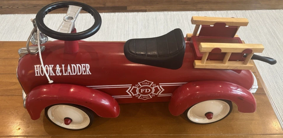 Camión retro HOOK & LADDER Jefe de Bomberos Escalera No.891 Metal Ride On de Schylling Foto 1 de 4