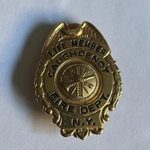 **MIEMBRO VITALICIO** Insignia del Departamento de Bomberos Voluntarios de Caughdenoy (¿Estado de Nueva York?) - Imagen 1 de 6