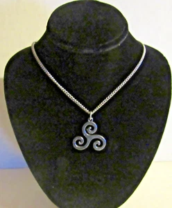 CIONDOLO PELTRO CELTICO TRISKELE SPIRALE 25mm X 22mm LUNGHEZZA CATENA 460mm - Foto 1 di 3