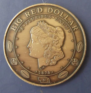 Ficha, moneda o medalla de dólar rojo grande de Nebraska Cornhuskers de colección - Imagen 1 de 2