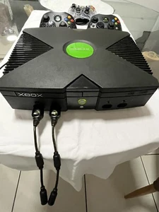 Consola Microsoft Xbox Sistema de Videojuegos con Tres Mandos y un Juego - Imagen 1 de 19