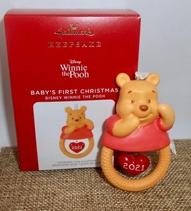 Hallmark Ornament 2021 BABY'S FIRST CHRISTMAS SONAGLIO WINNIE THE POOH DISNEY H41 - Foto 1 di 7