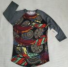 LuLaRoe Randy Baseball-Stil Shirt - PS-Federn/Blumenmuster/Paisley - doppelseitig - Neu mit Etikett
