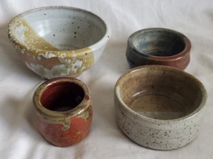 4 cuencos redondos esmaltados pesados hechos a mano plato de baratija cerámica firmados por el artista KK - Imagen 1 de 20