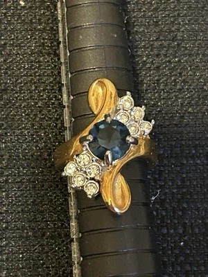 Precioso anillo inusual tono dorado azul oscuro flanqueado por circonita cúbica transparente talla 5,75 Foto 1 de 4