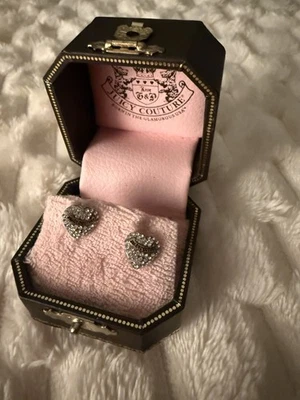 Pendientes Juicy Couture Logo Corazón Dije Pavé Estrás YJRU0442  Foto 1 de 3